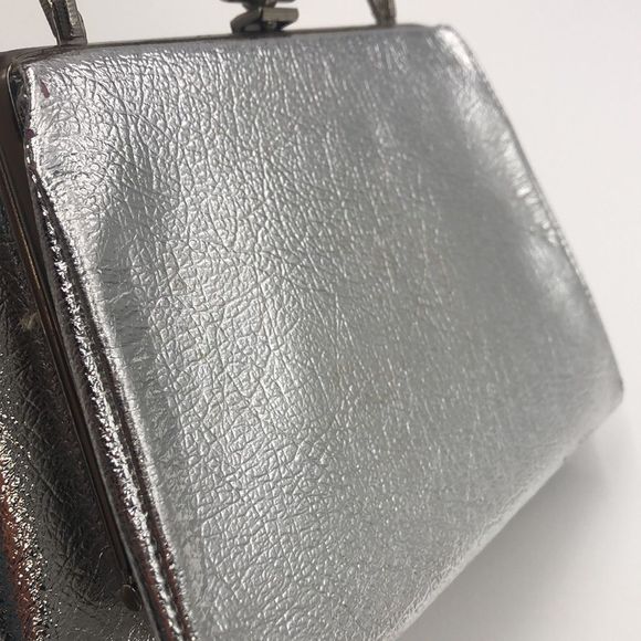 Vintage Silver Handbag with silver hardware handle and top snap closure - Picture 7 of 7